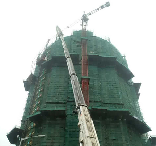 井研吊车在工地上作业